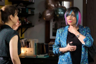 M jak miłość odc. 1900. Aneta (Ilona Janyst), Iwona (Hanna Śleszyńska), Borysek (Tymon Szkopek)