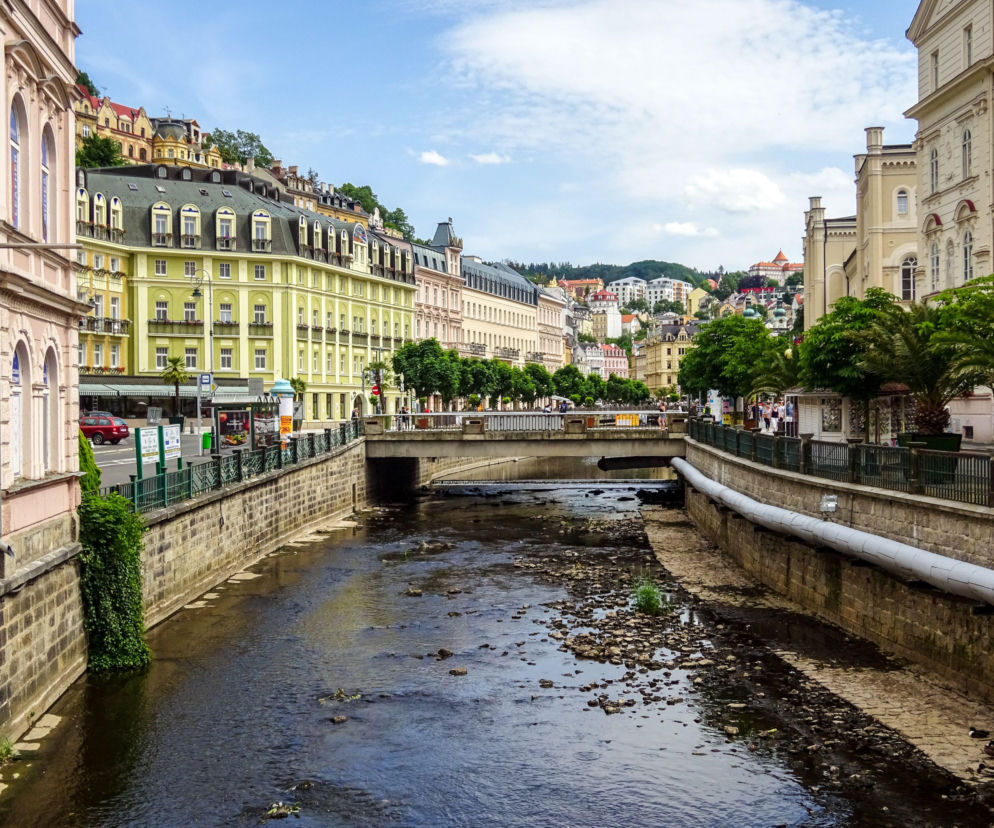 Zabytkowa architektura i rzeka w Karlowych Warach. O monitoringu ruchu w uzdrowisku przeczytasz na SE Wrocław.