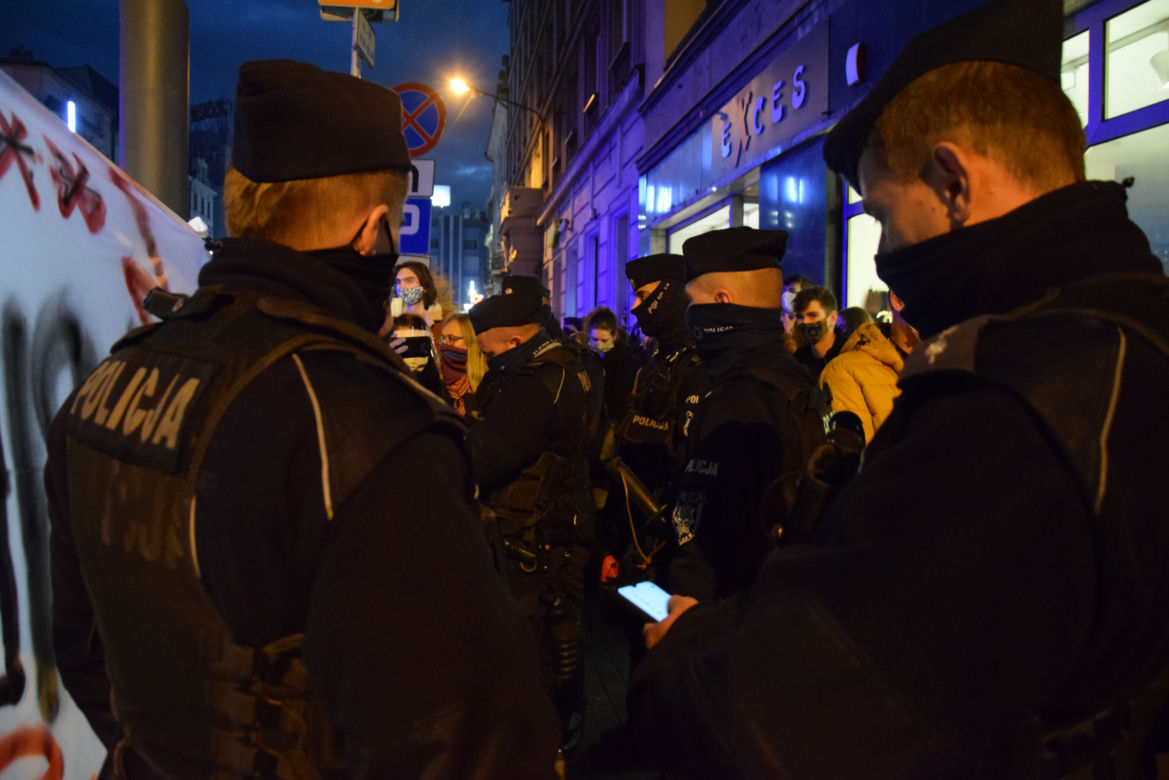 Protest kobiet w Katowicach. Tłumy strajkują przeciwko zakazowi aborcji