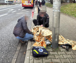 Starsza kobieta nagle osunęła się na ziemię. Dramatyczna akcja ratunkowa na przystanku autobusowym 
