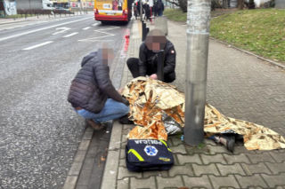 Starsza kobieta nagle osunęła się na ziemię. Dramatyczna akcja ratunkowa na przystanku autobusowym 