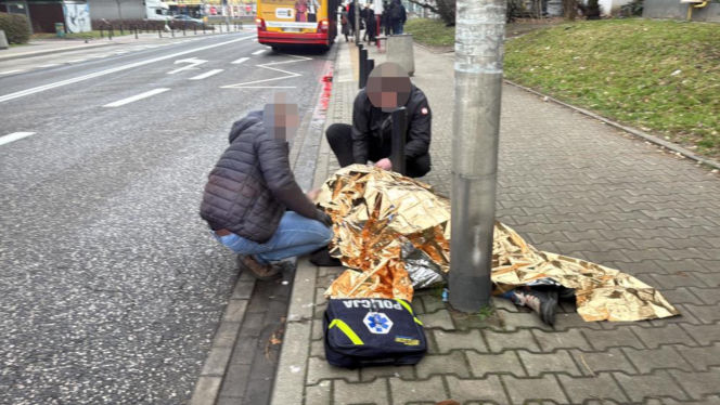 Starsza kobieta nagle osunęła się na ziemię. Dramatyczna akcja ratunkowa na przystanku autobusowym 