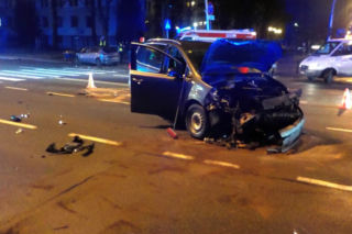 POTĘŻNA DEMOLKA! Tym razem na Ochocie. Kobieta nie mogła wyjść z dymiącego się auta [GALERIA]