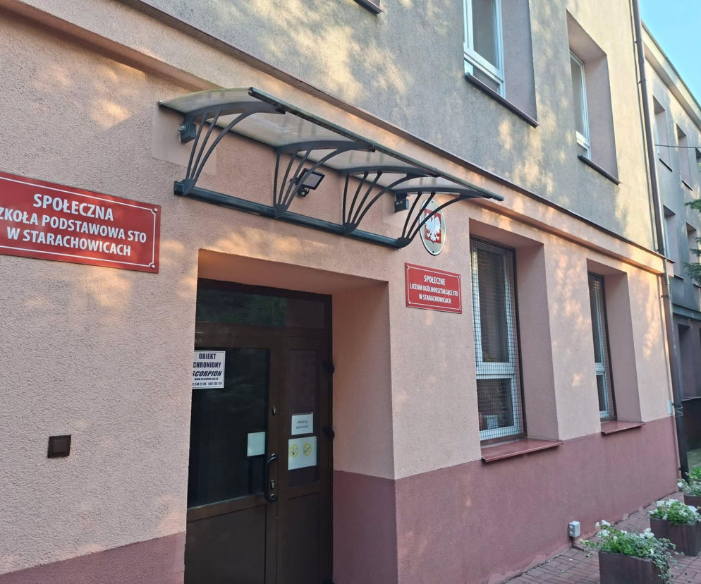 Wejście do Społecznej Szkoły Podstawowej STO w Starachowicach. O wynikach egzaminów przeczytasz na Eska Starachowice.