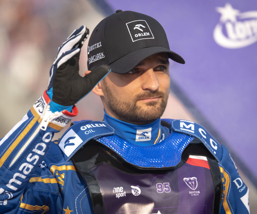 Żużlowiec Bartosz Zmarzlik w czarnej czapce z daszkiem i niebieskim kombinezonie. O GP Danii przeczytasz na SE Supersport.