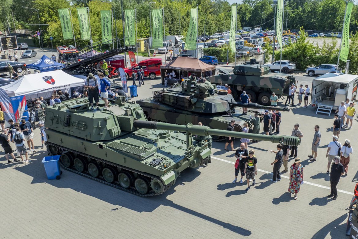 Warszawskie Targi Obronne. Ponad 100 wystawców, broń, sprzęt wojskowy i wyposażenie służb mundurowych w jednym miejscu!