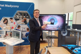 Uniwersytet Medyczny ma nowy sprzęt. W ręku mieści się cały gabinet okulistyczny [GALERIA]
