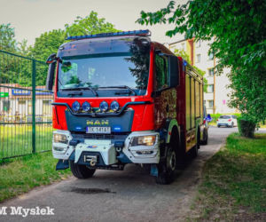 Wypadek w Ostrowcu Świętokrzyskim. Dwie nastolatki na jednej hulajnodze potrącone na pasach. Lądował śmigłowiec LPR