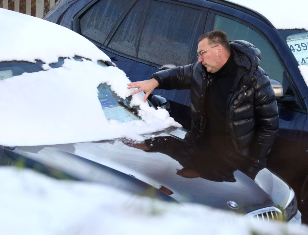 Czesław Michniewicza przegląda szalenie drogie auta. Został przyłapany w wielkiej furze, ale zakupy musi taszczyć