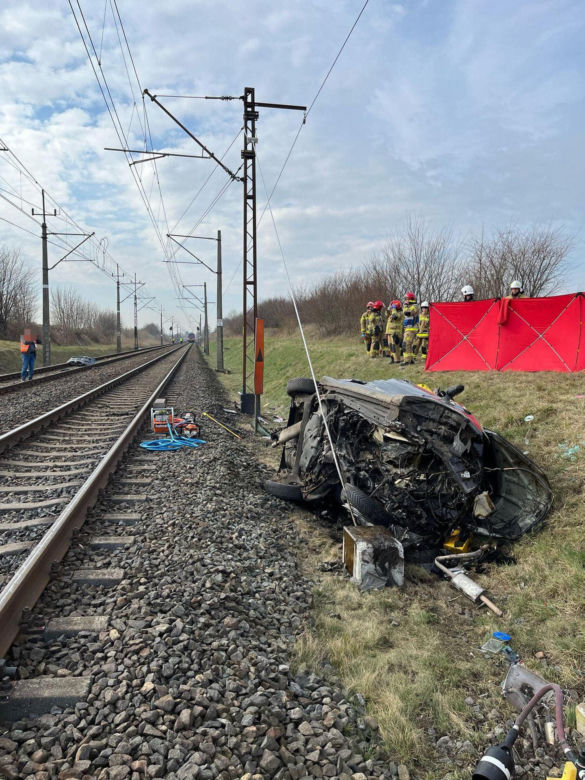 Tragedia na torach! Dwie ofiary śmiertelne po zderzeniu pociągu z autem