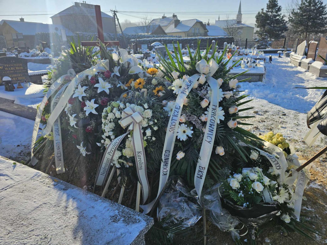 Grób młodziutkiej chórzystki Joli tonie w kwiatach