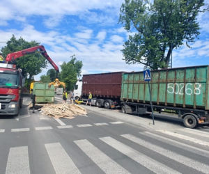 Łódź: Spore utrudnienia po wypadku na Okólnej. Z przewróconego TIRA wysypał się ładunek
