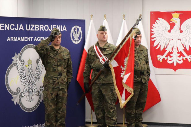 Trzej żołnierze podczas uroczystości Agencji Uzbrojenia. O nowym święcie instytucji przeczytasz na SE Portal Obronny.