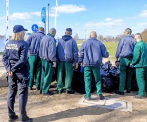 Osadzeni z siedleckiego Zakładu Karnego włączeni w akcję sprzątania terenów zielonych nad zalewem