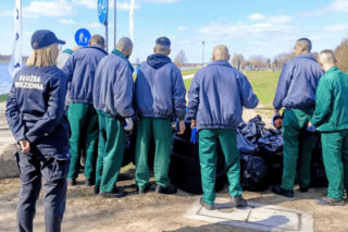 Osadzeni z siedleckiego Zakładu Karnego włączeni w akcję sprzątania terenów zielonych nad zalewem