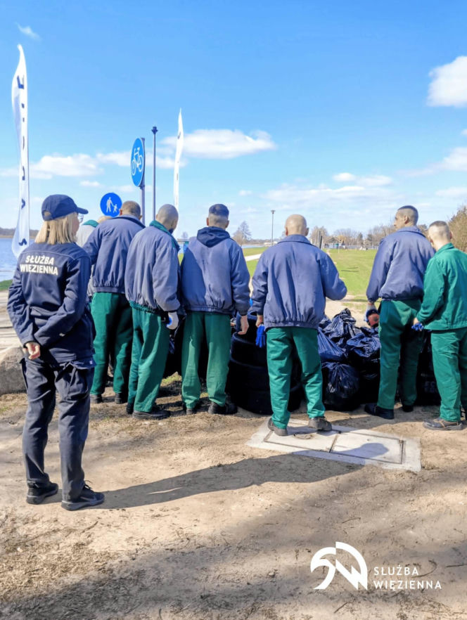 Osadzeni z siedleckiego Zakładu Karnego włączeni w akcję sprzątania terenów zielonych nad zalewem