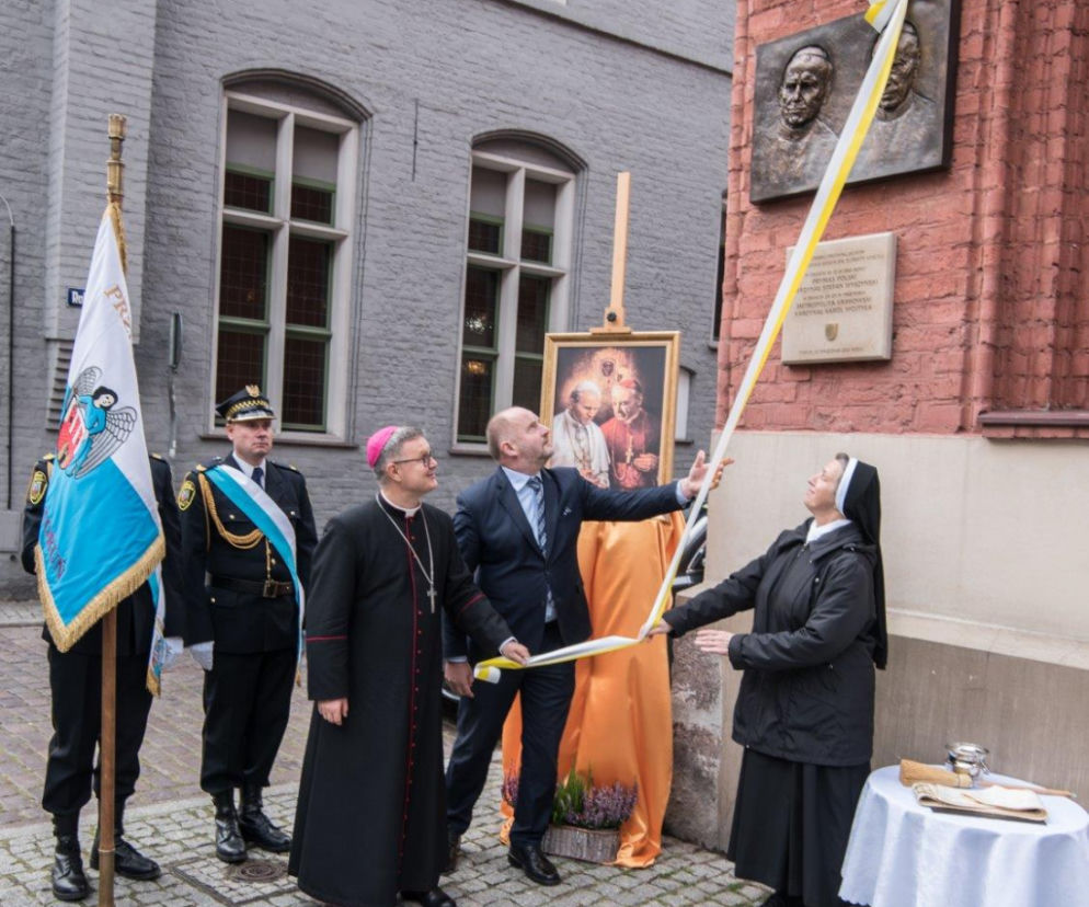 W Toruniu odsłonięto tablicę poświęconą św. Janowi Pawłowi II oraz bł. kard. Stefanowi Wyszyńskiemu