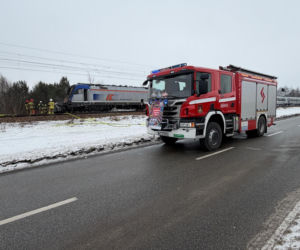 Pociąg i auto są w ogniu! Horror na przejeździe kolejowym pod Warszawą