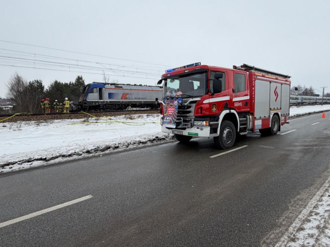 Pociąg i auto są w ogniu! Horror na przejeździe kolejowym pod Warszawą