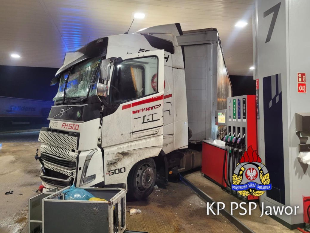 Silna gołoledź paraliżuje Dolny Śląsk! Autobus w rowie, ciężarówka uderzyła w słup