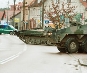 Orzysz. Szturm na urząd miejski. Żołnierze zablokowali centrum miasta [ZDJĘCIA]