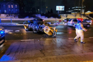 Pług śnieżny wylądował na boku. Wcześniej huknął w BMW
