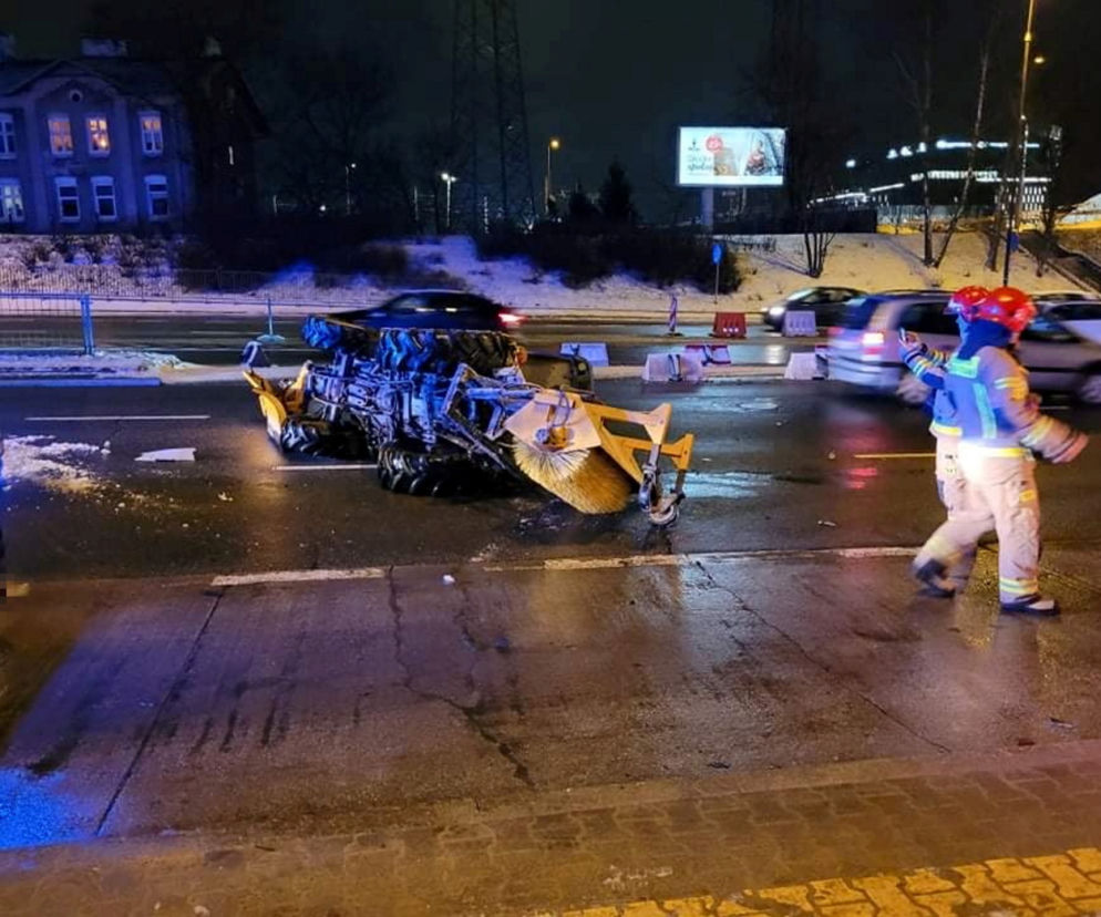 Pług śnieżny wylądował na boku, po tym jak huknął w BMW