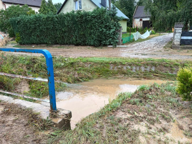 Armagedon nad Polską! Ponad tysiąc interwencji strażaków, zalany szpital i zerwane dachy. Są ranni!