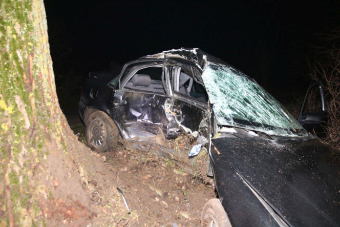 Straszny wypadek przerwał życie młodego kierowcy. 20-latek rozbił się na drzewie!