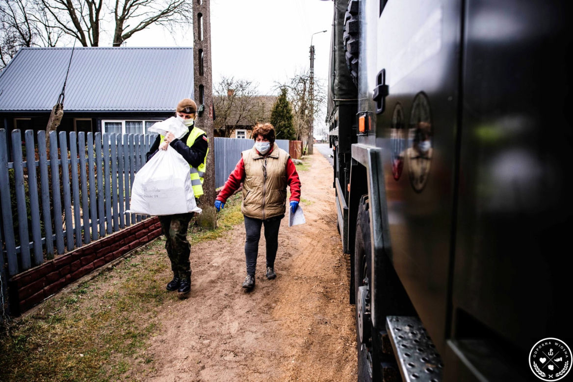 Żołnierze rozwożą żywność na Podlasiu. We współpracy z Caritas