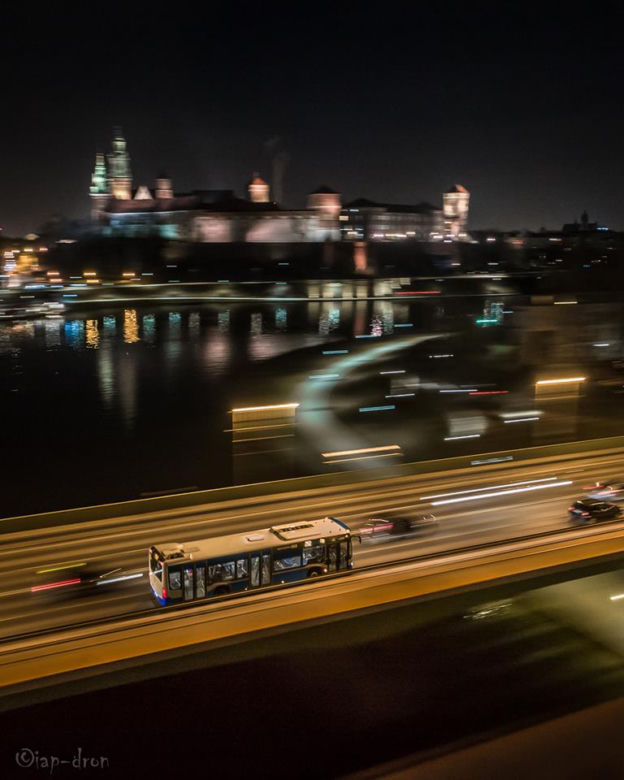 Kraków niczym Las Vegas. Takich zdjęć nocnego miasta jeszcze nie widziałeś!