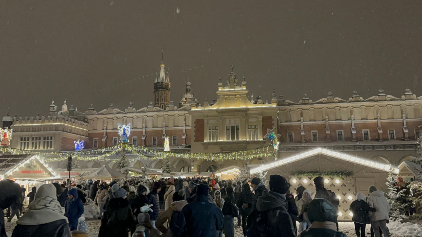 Choinka rozbłysła na Rynku Głównym. Tak wygląda Kraków w zimowej scenerii! 