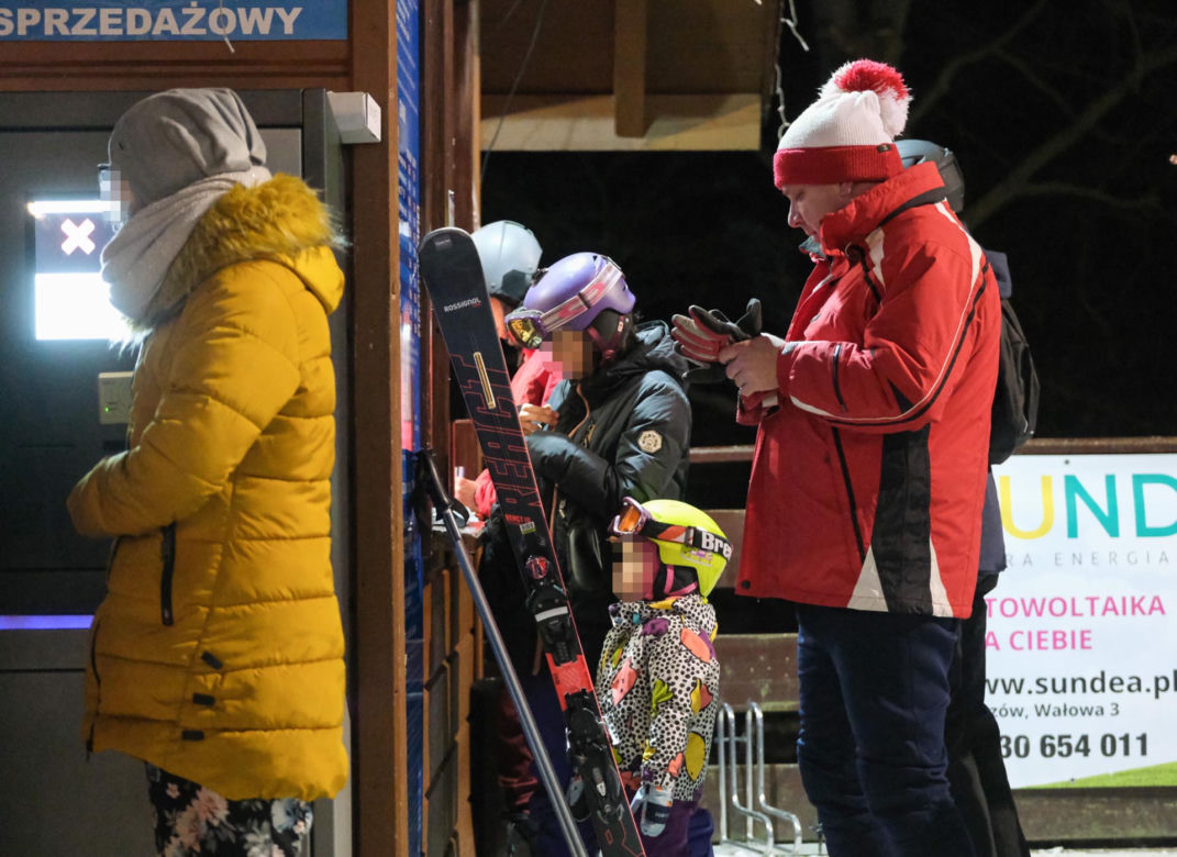 Minister Wójcik na nartach w biało-czerwonych barwach. Ależ wywrotka