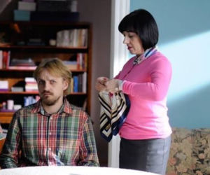 O mnie się nie martw 2 sezon odc. 5. Krzysiek (Paweł Domagała), Irenka (Hanna Śleszyńska)