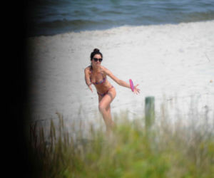 Kaczyńska z nieznajomym smaży się na plaży