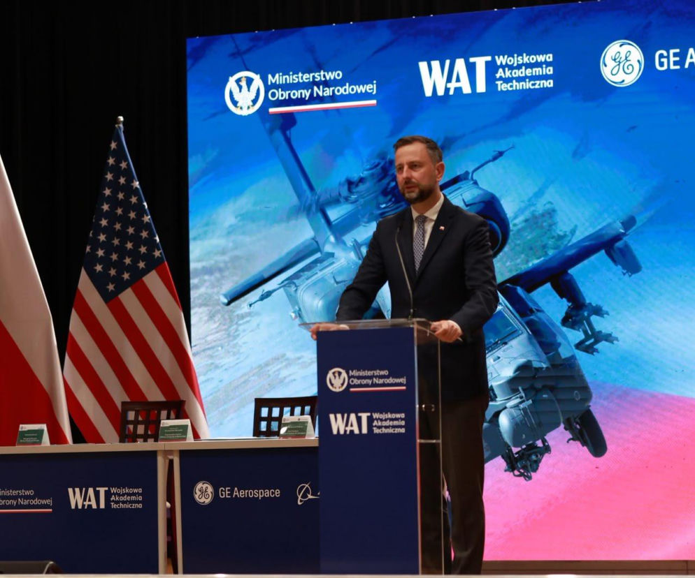 Minister Władysław Kosiniak-Kamysz przemawia za mównicą. O kulisach jego wizyty w USA przeczytasz na SE Polityka.