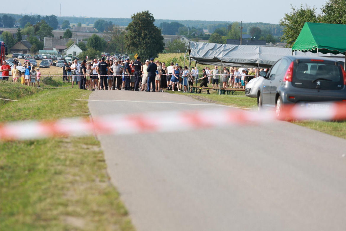 Groza na pikniku wojskowym. Policyjny Black Hawk zahaczył o linię wysokiego napięcia