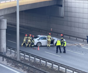 Gigantyczny korek na S8 w kierunku Poznania. BMW huknęło w barierki