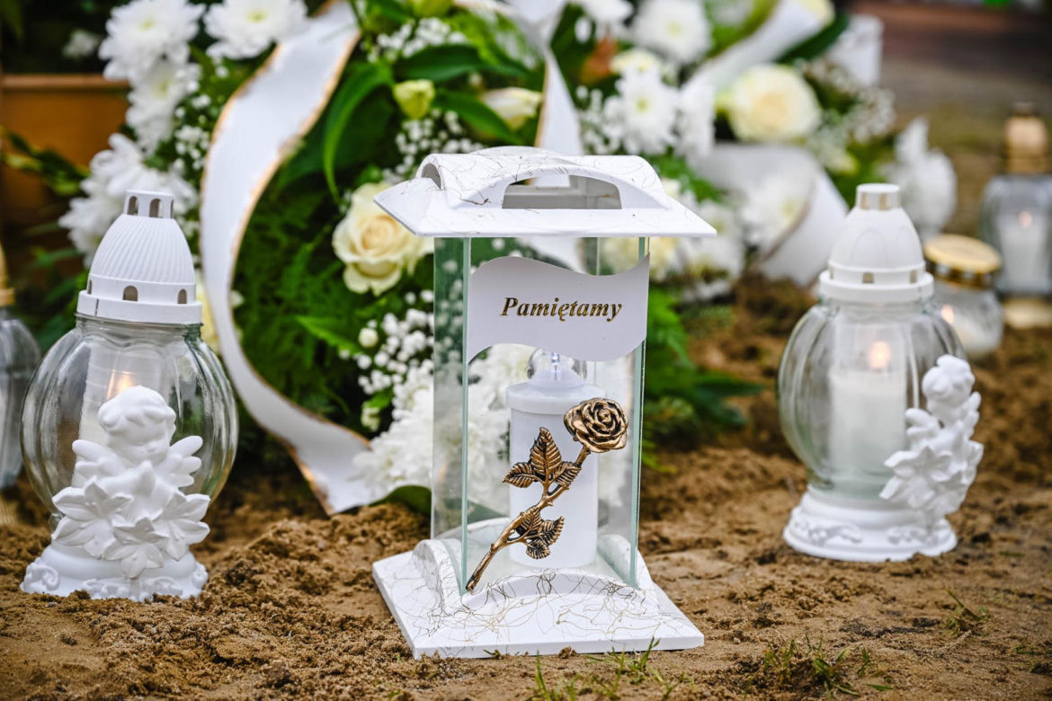 Weronika i Wiktoria spoczęły pod kołderką białych róż. Ostatnia droga tragicznie zmarłych sióstr