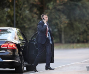 Łukasz Schreiber wysiada z rządowej limuzyny