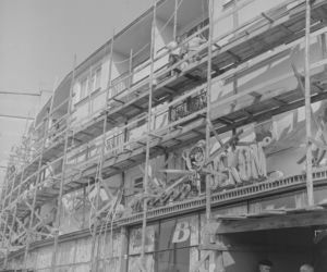  Wykonywanie nowych elewacji budynków przy ul. Kolejowej. 1973 rok