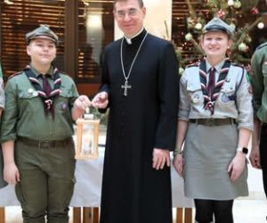 Betlejemskie Światło Pokoju dotarło do Sekretariatu Konferencji Episkopatu Polski