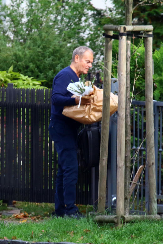 Donald Tusk obsypał żonę kwiatami