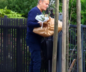 Donald Tusk obsypał żonę kwiatami