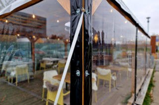 Balkon i taras osłonięte na zimę. Ile kosztują plandeki? 