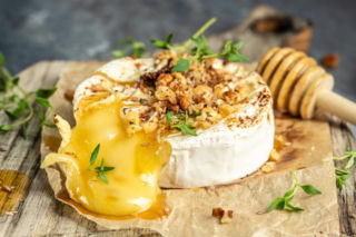 Camembert w tej wersji smakuje obłędnie. Jeden ser, kilka minut to hit