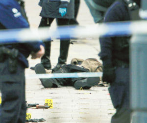 Zamachowiec obrzucił tłum bombami