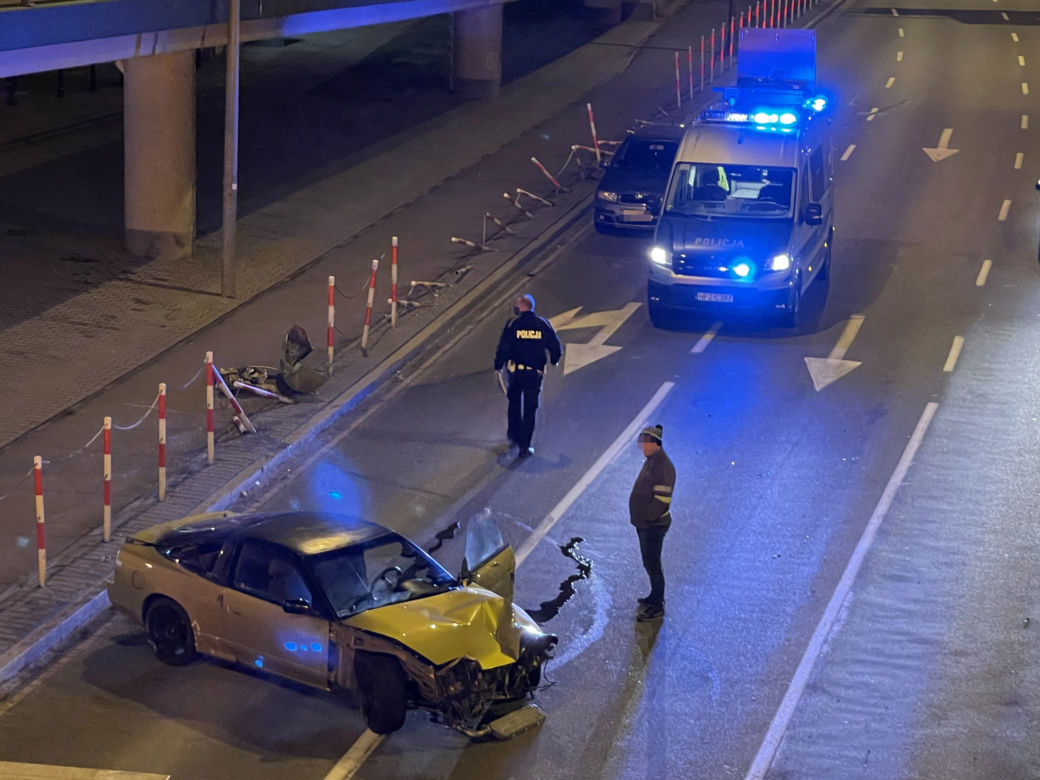 Nocna kraksa w Warszawie. Nissan zdemolował słupki