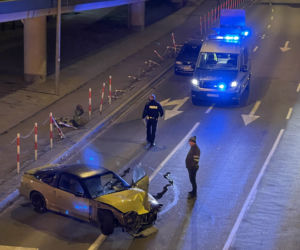 Nocna kraksa w Warszawie. Nissan zdemolował słupki