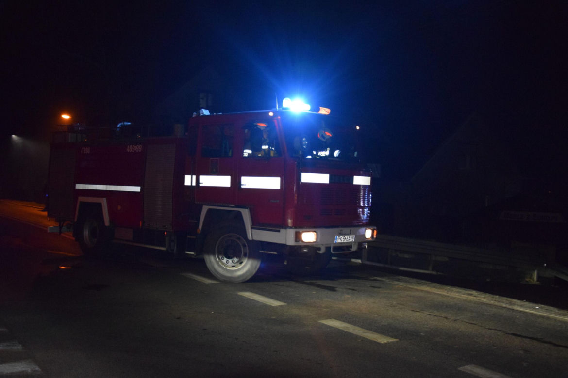 ​Ogromny pożar w Czaczu w pow. kościańskim. Doszczętnie spłonęły foliowe hale magazynowe z używanymi artykułami na sprzedaż